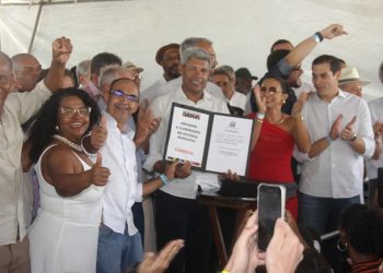 Candeal – Secretário de Administração Júnior Batata após ser anunciado como pré-candidato a prefeito participa de ato ao lado do governador