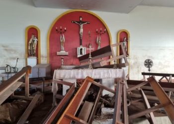 RS – ‘Sinal de Deus’, diz padre após altar, bíblias e imagens ficarem intactos em igreja atingida por enchente