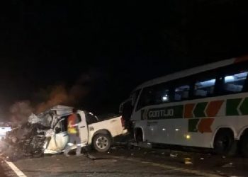Casal morre após batida entre carro e ônibus na BR 101