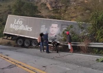 Carreta do cantor Léo Magalhães se envolve em acidente na BA-148