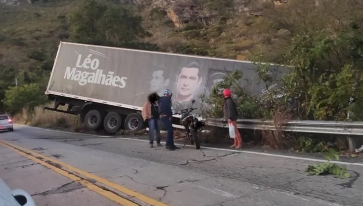 Carreta do cantor Léo Magalhães se envolve em acidente na BA-148