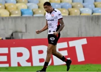 Vitória marca no fim, vence o Fluminense no Maracanã e deixa o Z4