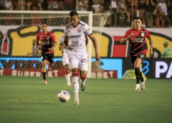No Barradão, Vitória perde pro Athletico-PR e segue perto do Z4