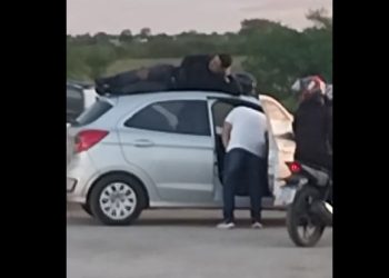 Motociclista bate no fundo de carro, caí sobre o teto do mesmo e fica até a chegada dos socorristas