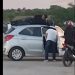 Motociclista bate no fundo de carro, caí sobre o teto do mesmo e fica até a chegada dos socorristas