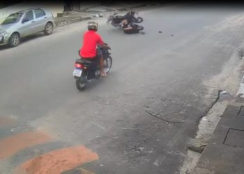 Vídeo – Jovem fica ferido após sofrer queda de moto ao passar em quebra-mola