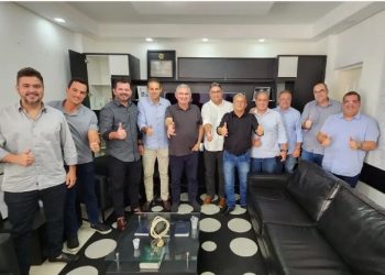 ‘Insatisfeitos’ com governo na AL-BA formam G10 e escolhem Angelo Coronel como líder informal; veja lista