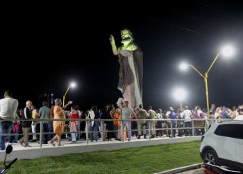 Católicos de Barrocas celebram a inauguração da imensa estátua de São João Batista