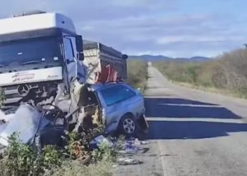 Duas pessoas morrem após carro bater de frente com caminhão na BA-026