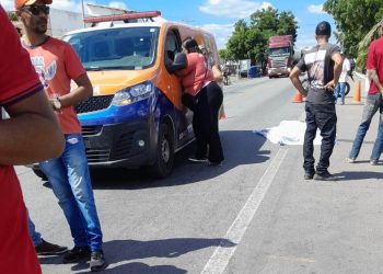 Mulher morre ao colidir moto em carreta na BR 324