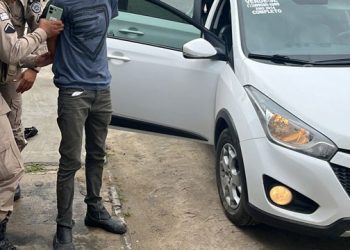 Dupla é presa pela Polícia Militar em Santaluz pouco tempo após roubar carro durante assalto em Araci