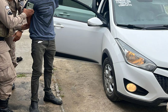Dupla é presa pela Polícia Militar em Santaluz pouco tempo após roubar carro durante assalto em Araci