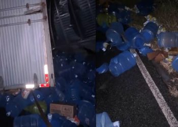 Caminhão carregado de água mineral tomba na BA-120 após rodas traseiras se soltarem
