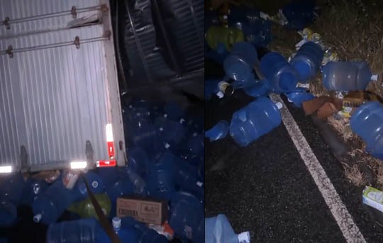 Caminhão carregado de água mineral tomba na BA-120 após rodas traseiras se soltarem