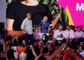 Prefeito de Feira de Santana leva muita vaia e foi preciso Lula interroper discurso do gestor pedindo pra parar