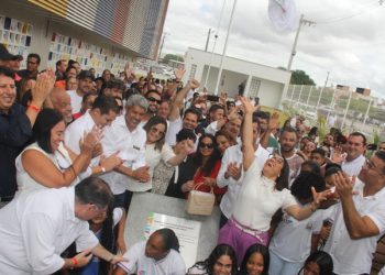 Araci – Prefeita Keinha comemora visita do governador Jerônimo para inaugurar pacote de obras que somam R$ 85 milhões