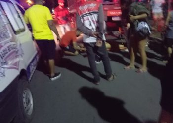 Jovem de 18 anos fica gravemente ferida após colidir moto no fundo de carreta