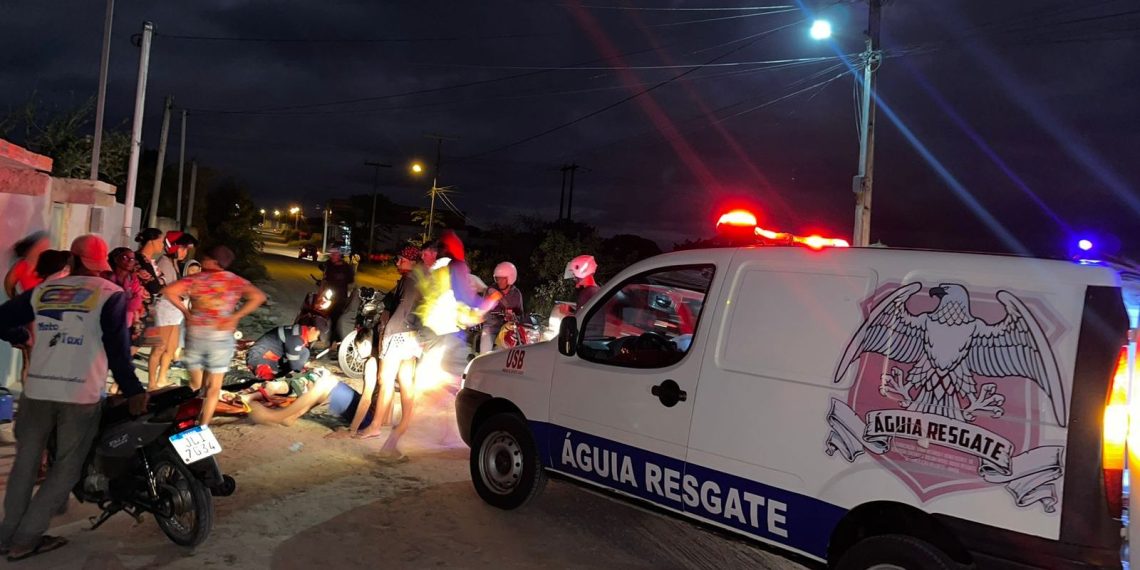 Dois irmãos ficam feridos em colisão envolvendo motocicletas