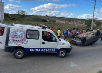 Carro capota em perimetro urbano e deixa dois irmãos feridos