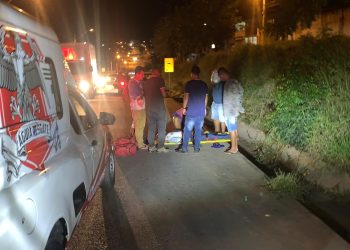 Homem fica ferido ao cair de rampa às margens da BA 409. Águia Resgate prestou socorro