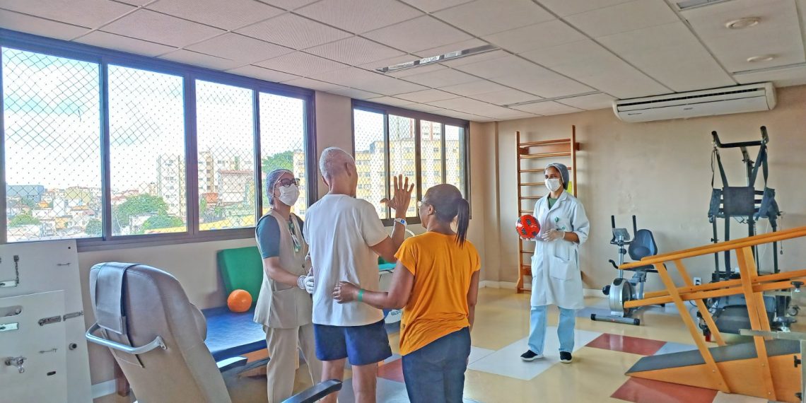 Em Salvador, famílias são capacitadas para continuar reabilitação de pacientes em casa