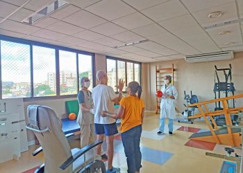 Em Salvador, famílias são capacitadas para continuar reabilitação de pacientes em casa