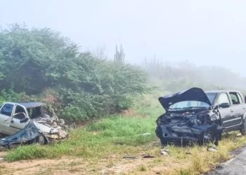 Acidente envolvendo três veículos deixa seis feridos na BA 120