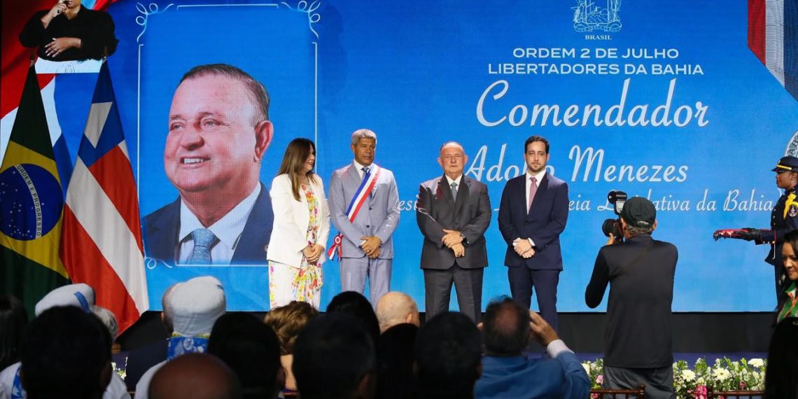 Adolfo Menezes recebe Medalha da Ordem Dois de Julho no grau de Comendador