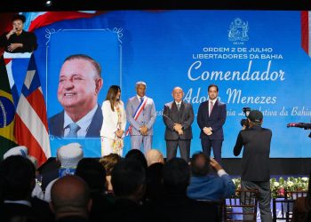 Adolfo Menezes recebe Medalha da Ordem Dois de Julho no grau de Comendador