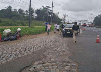 Idoso morre após bicicleta que pedalava ser atingida por caminhão na BR-324