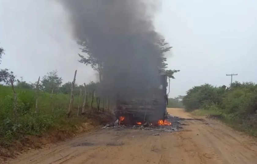 Ônibus escolar pega fogo enquanto transportava alunos; nenhum ficou ferido