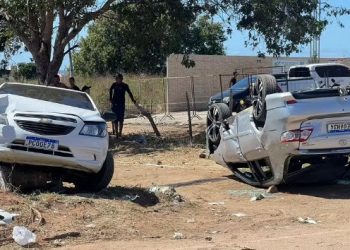 CE – Homem em retroescavadeira arrasta carros e motos após festa