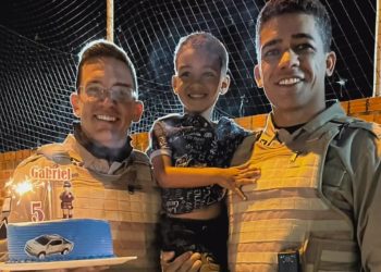 Sem dinheiro para comprar bolo de aniversário, mãe pede ajuda e PMs fazem surpresa a criança