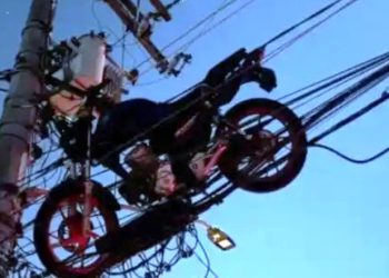 SP – Moto fica presa em cima de poste após ser arrastada por balão