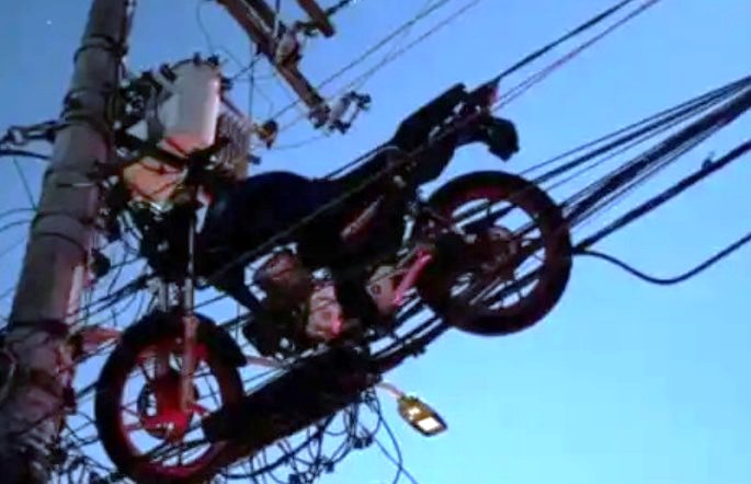 SP – Moto fica presa em cima de poste após ser arrastada por balão