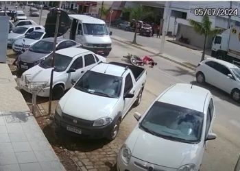 Vídeo – Em alta velocidade carro atropela motociclista no centro da cidade e foge sem prestar socorro