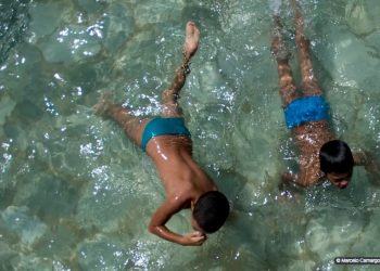 Brasil registra três mortes ao dia de crianças e jovens por afogamento