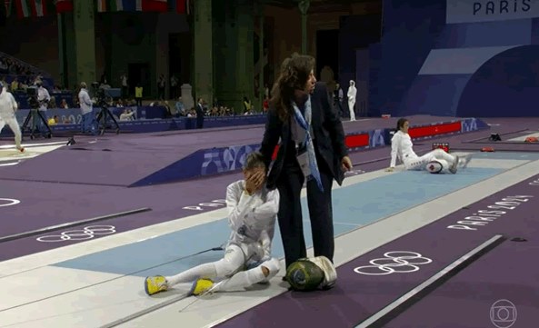 Com tumor, esgrimista brasileira passa mal e é eliminada dos Jogos de Paris