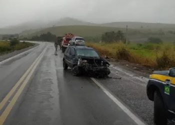 Dois irmãos morrem e um fica ferido em acidente na BR 101 depois de participarem do sepultamento do pai
