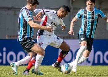 Em confronto direto, Vitória perde para o Grêmio em Caxias do Sul e precisa torcer para o Bahia pra na voltar ao Z4