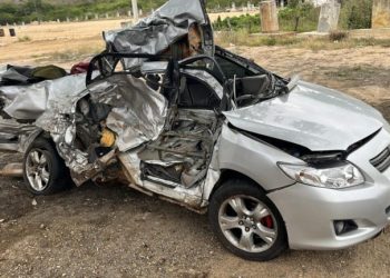 Três jovens morre na BR 116 em colisão envolvendo caminhão baú e Corola; dois são irmãos