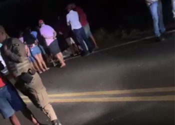 Colisão envolvendo carro e moto na BA 416 deixa homem morto e outro ferido