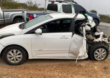 Pai e filho são socorridos pelo SAMU após carro ser atingido na traseira por caminhão na BA 120