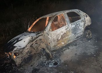 Carro envolvido em acidente que deixou um morto e um ferido na BA 416 é incendiado
