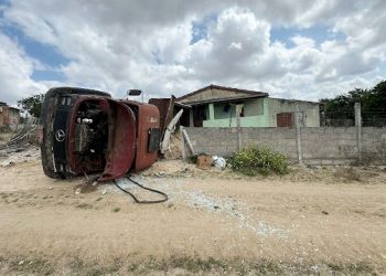 Caçamba desgovernada atinge muro de residência. Dois trabalhadores se feriram