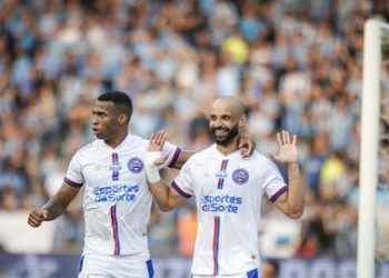 Com dois de Thaciano, Bahia vence o Grêmio e dorme no G-6