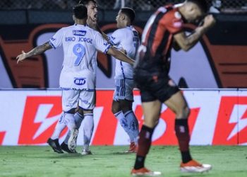 Cruzeiro aproveita jogador a mais e arranca empate com o Vitória depois de estar perdendo por 2 a 0
