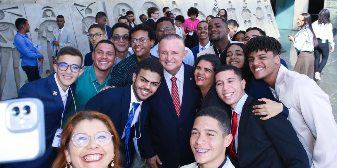 “Programa Deputado Jovem Universitário combate a criminalização da política”, diz Adolfo Menezes