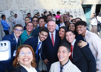 “Programa Deputado Jovem Universitário combate a criminalização da política”, diz Adolfo Menezes