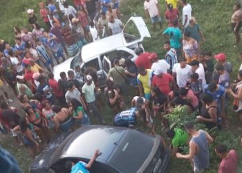 Pessoas ficam feridas após carro despencar de Pontilhão e atingir outro veículo que estava embaixo